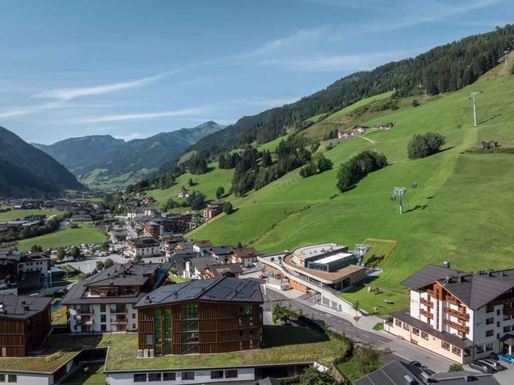 2024-08-19_Talstation-Kieserl-Grossarl-©sobietzki-low-res-2560px-10 Talstation Kieserl in Großarl mit moderner Bergbahn, grünen Hängen und umliegenden Gebäuden im Bergtal bei klarem Himmel