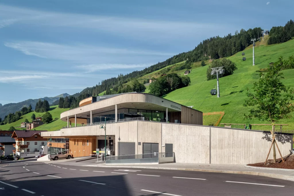 2024-08-19_Talstation-Kieserl-Grossarl-©sobietzki-low-res-2560px-11 Moderne Talstation der Kieserlbahn in Großarl mit Seilbahn und grünen Bergen im Hintergrund bei klarem Himmel