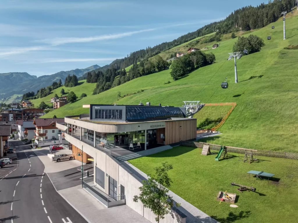 2024-08-19_Talstation-Kieserl-Grossarl-©sobietzki-low-res-2560px-12 Moderne Talstation der Kieserlbahn in Großarl mit Seilbahn, Spielplatz und grünen Almwiesen im Bergpanorama bei Sonnenschein