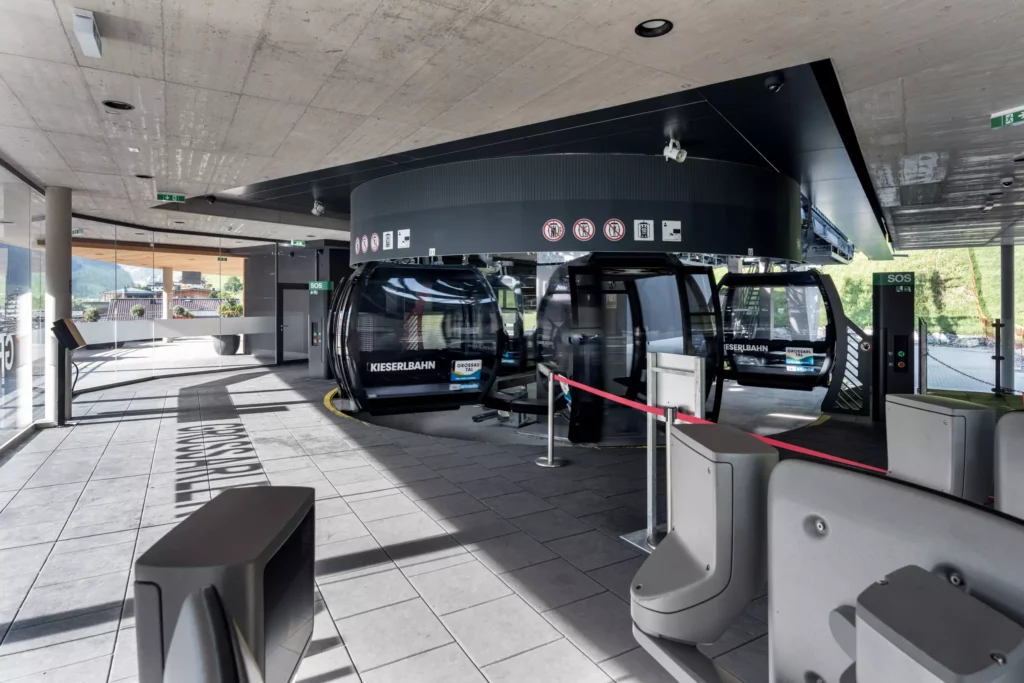 2024-08-19_Talstation-Kieserl-Grossarl-©sobietzki-low-res-2560px-15 Moderne Talstation der Kieserlbahn in Großarl mit Gondeln, Zugangskontrollen und Panoramafenstern, Tageslicht und Bergblick
