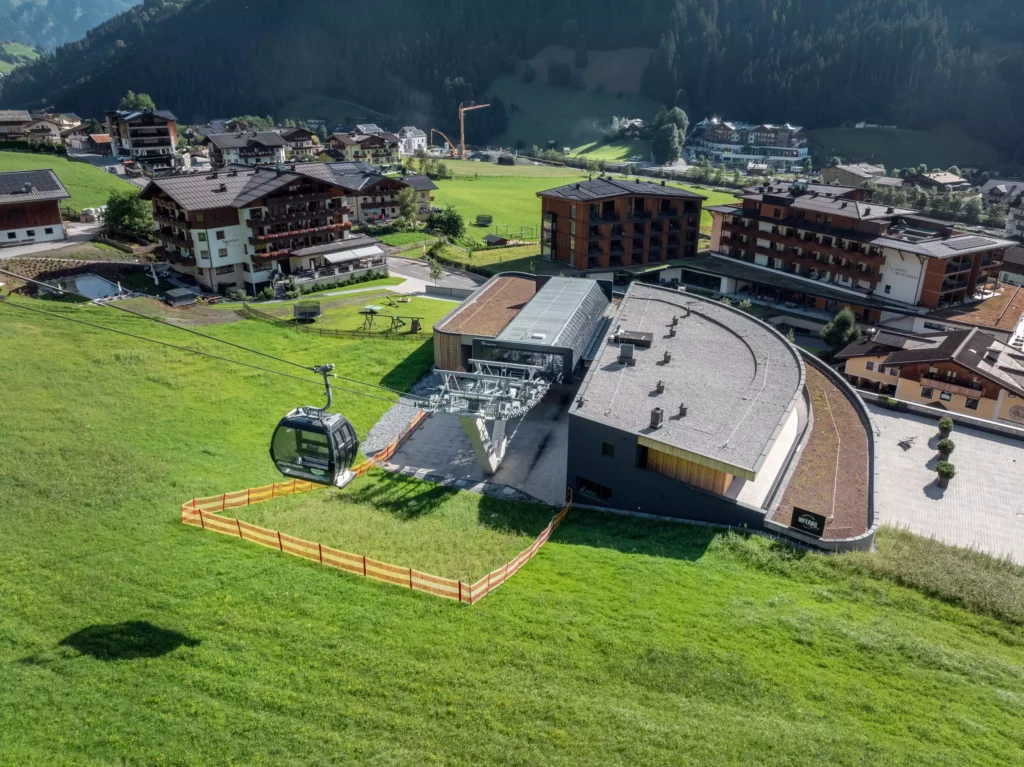 2024-08-19_Talstation-Kieserl-Grossarl-©sobietzki-low-res-2560px-20 Talstation der Seilbahn Kieserl in Großarl mit umliegenden Gebäuden und grünen Wiesen im Sommer