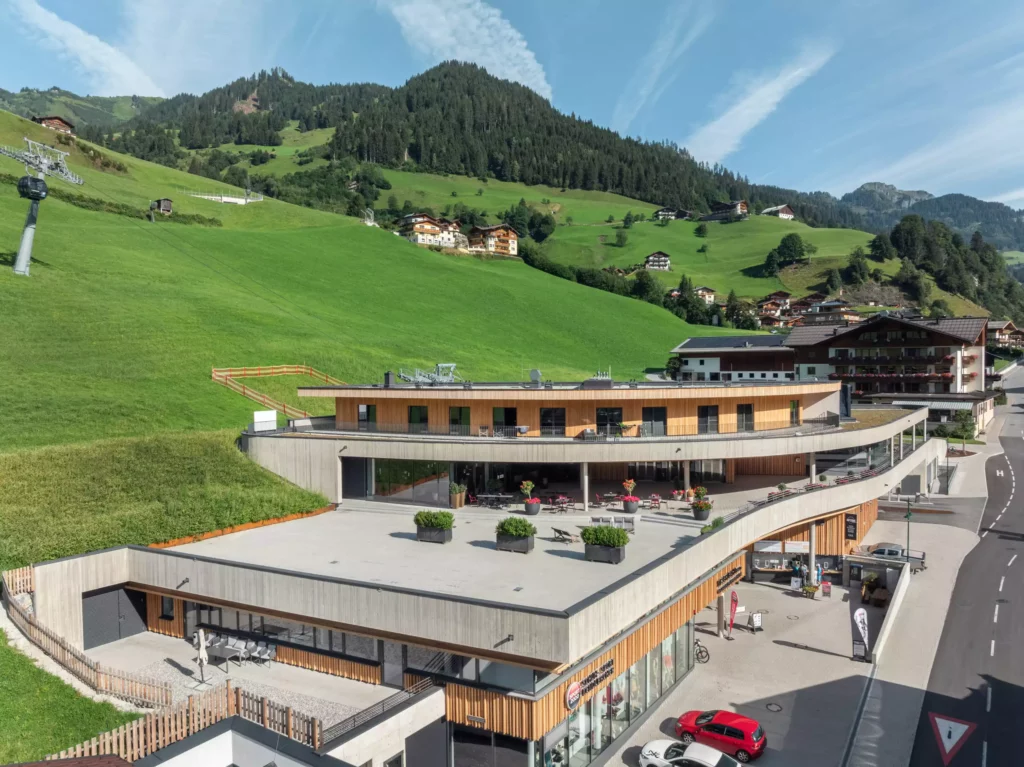 2024-08-19_Talstation-Kieserl-Grossarl-©sobietzki-low-res-2560px-4 Moderne Talstation Kieserl in Großarl mit Seilbahn, umgeben von grünen Bergen und traditionellen Häusern im Sommerlicht