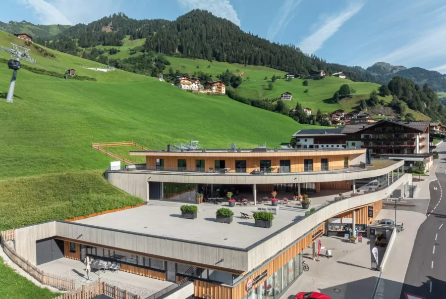 Moderne Talstation Kieserl in Großarl mit Seilbahn, umgeben von grünen Bergen und traditionellen Häusern im Sommerlicht