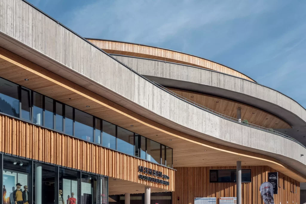 2024-08-19_Talstation-Kieserl-Grossarl-©sobietzki-low-res-2560px-5 Moderne Talstation Kieserl in Großarl mit geschwungenem Holz- und Glasbau, Teil eines Bauprojekts im Hochbau bei klarem
