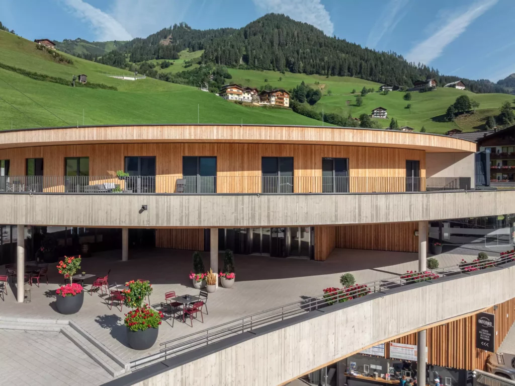 2024-08-19_Talstation-Kieserl-Grossarl-©sobietzki-low-res-2560px-7 Moderne Talstation mit Holzfassade und Terrasse mit Sitzgelegenheiten vor grünen Alpenhügeln in Großarl 2024