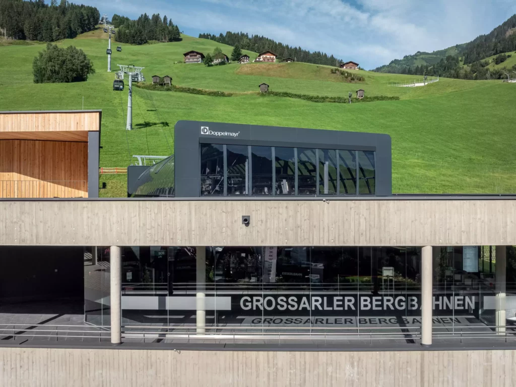 2024-08-19_Talstation-Kieserl-Grossarl-©sobietzki-low-res-2560px-8 Moderne Talstation der Grossarler Bergbahnen mit Seilbahn und grünen Almwiesen im Hintergrund im Sommer