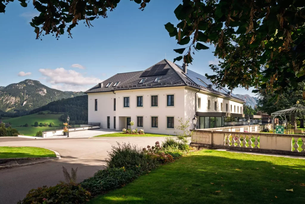 251016_Deutinger-Mitarbeiterhaus-Pichlarn-©sobietzki-low-res-2560px-5 Modernes Mitarbeiterhaus in Pichlarn mit gepflegtem Garten und Bergpanorama im Hintergrund bei klarem Himmel