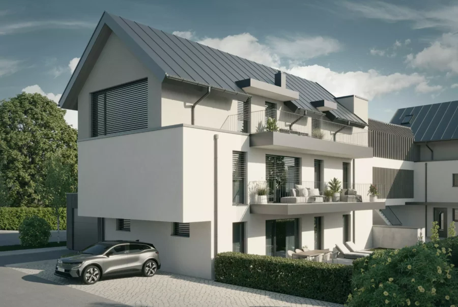 Modernes Wohngebäude mit Balkonen, Terrasse, parkendem Auto und gepflegtem Garten in ruhiger Wohngegend bei bewölktem Himmel