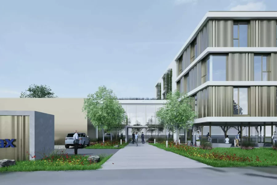 Modernes Bürogebäude mit Glasfassade und grünem Vorgarten, Eingangsbereich mit Lagermax-Logo, Personen vor dem Gebäude