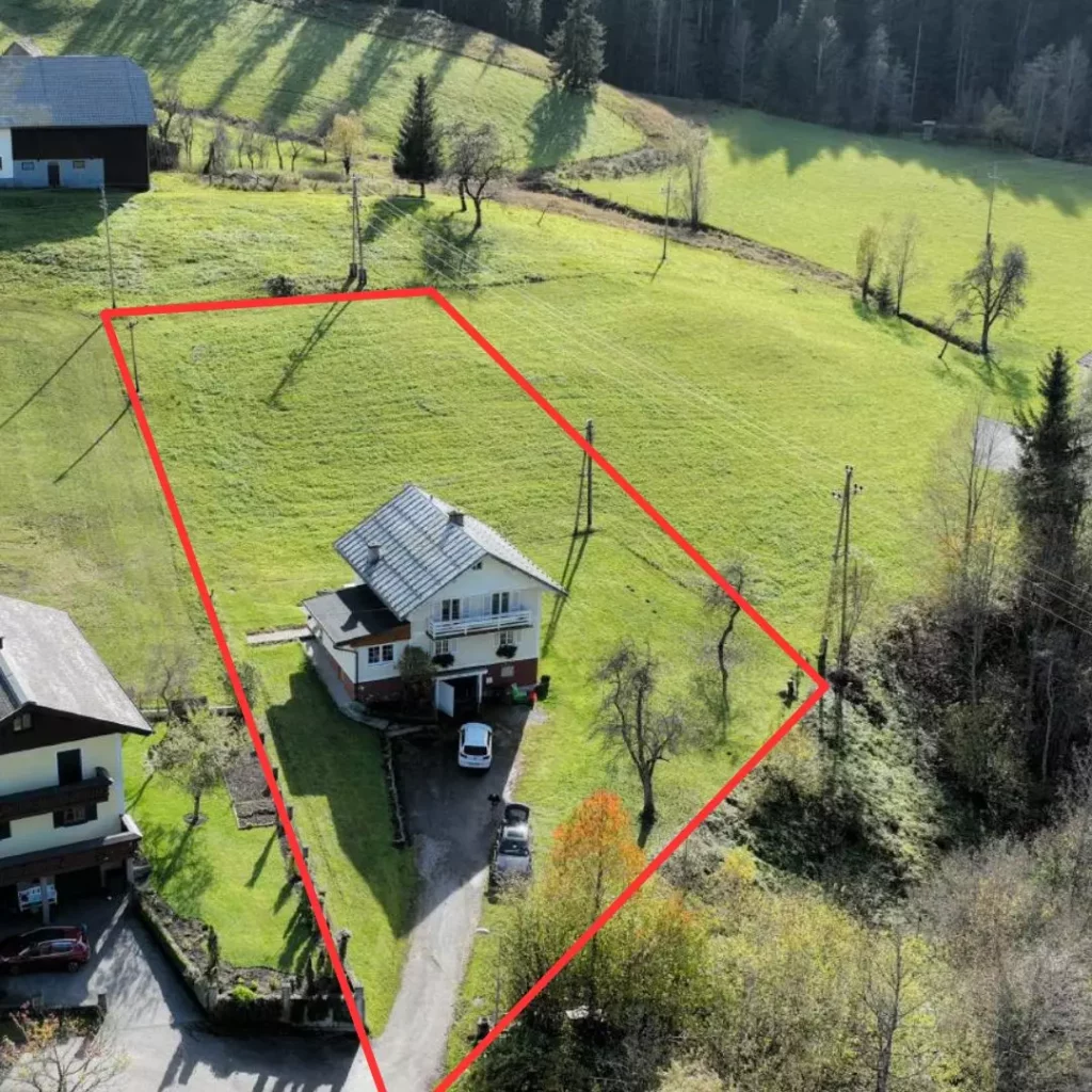 xr:d:DAGBV8lU2lM:3,j:7810791342007805081,t:24040307 Luftaufnahme eines Einfamilienhauses mit Grundstücksgrenze in Rot, umgeben von grünen Wiesen und Bäumen in Russbach