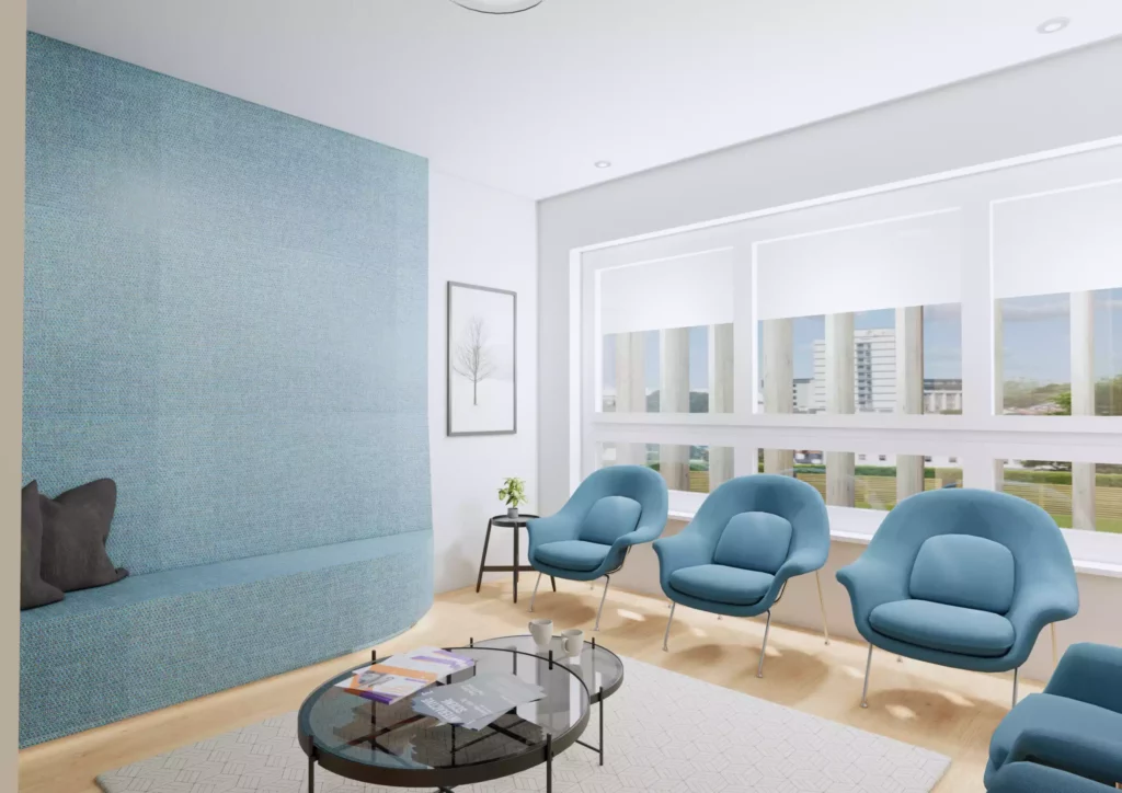 Modern eingerichteter Wartebereich mit blauen Sesseln, Glas-Couchtisch, großem Fenster und hellblauem Wandpolster im