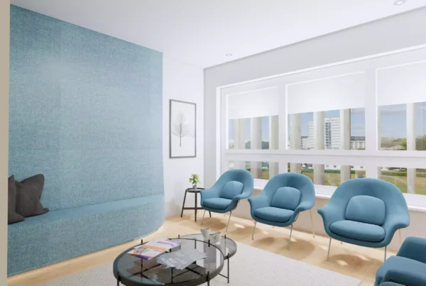 Modern eingerichteter Wartebereich mit blauen Sesseln, Glas-Couchtisch, großem Fenster und hellblauem Wandpolster im