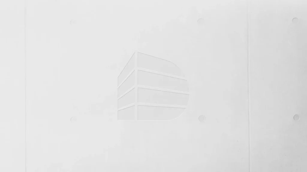 deutinger-platzhalter Weißer Betonwand mit eingraviertem stilisiertem Gebäude-Logo, minimalistisch und modern gestaltet, deutinger platzhalter