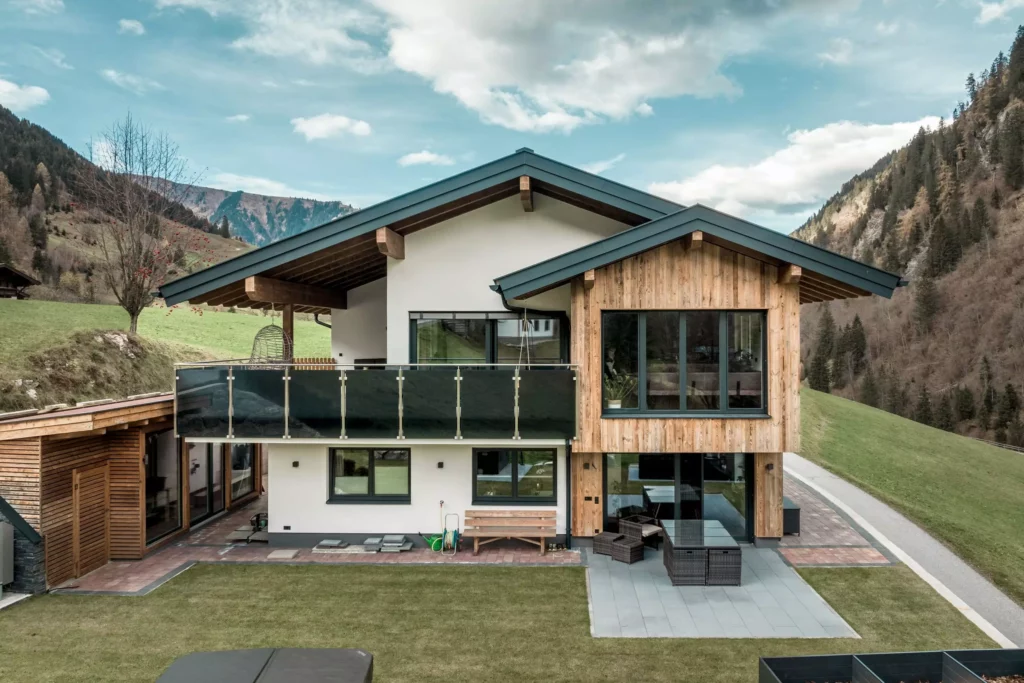 deutinger-projektentwicklung-baumanagement-generalunternehmen-immobilien-salzburg-MFH-Grossarl-Gfrerer-Schwarb-6 Modernes Mehrfamilienhaus mit Holzfassade und großer Terrasse in bergiger Landschaft bei Großarl, Salzburg