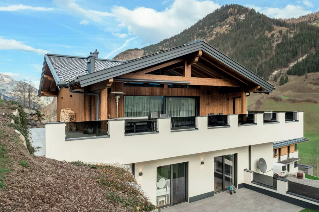 deutinger-projektentwicklung-baumanagement-generalunternehmen-immobilien-salzburg-MFH-Grossarl-Wagnermeyer-10 Modernes Mehrfamilienhaus mit Holzfassade und großer Terrasse vor Bergkulisse in Großarl, Salzburg