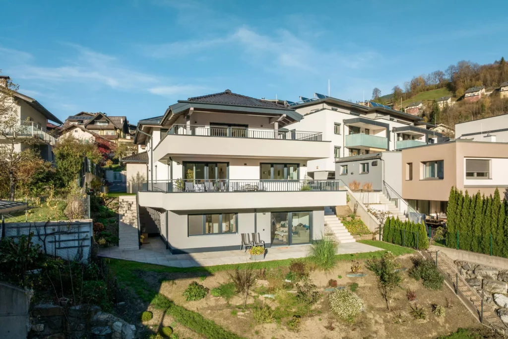 deutinger-projektentwicklung-baumanagement-generalunternehmen-immobilien-salzburg-Mehrfamilienhaus-Altenberger-10 Modernes Mehrfamilienhaus mit großen Balkonen und Garten in sonniger Hanglage in Salzburg, Projektentwicklung und