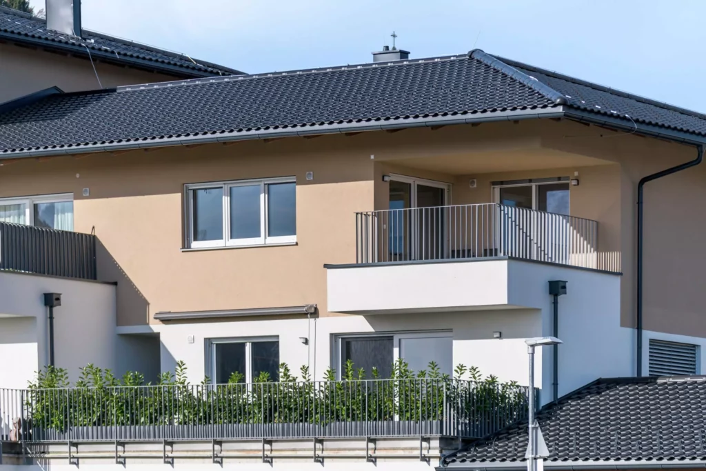 deutinger-projektentwicklung-baumanagement-generalunternehmen-immobilien-salzburg-Panoramapark-Uttendorf-6 Moderner Wohnhaus-Neubau mit Balkonen, hellen Fassaden und schwarzem Ziegeldach im Panoramapark Uttendorf Salzburg