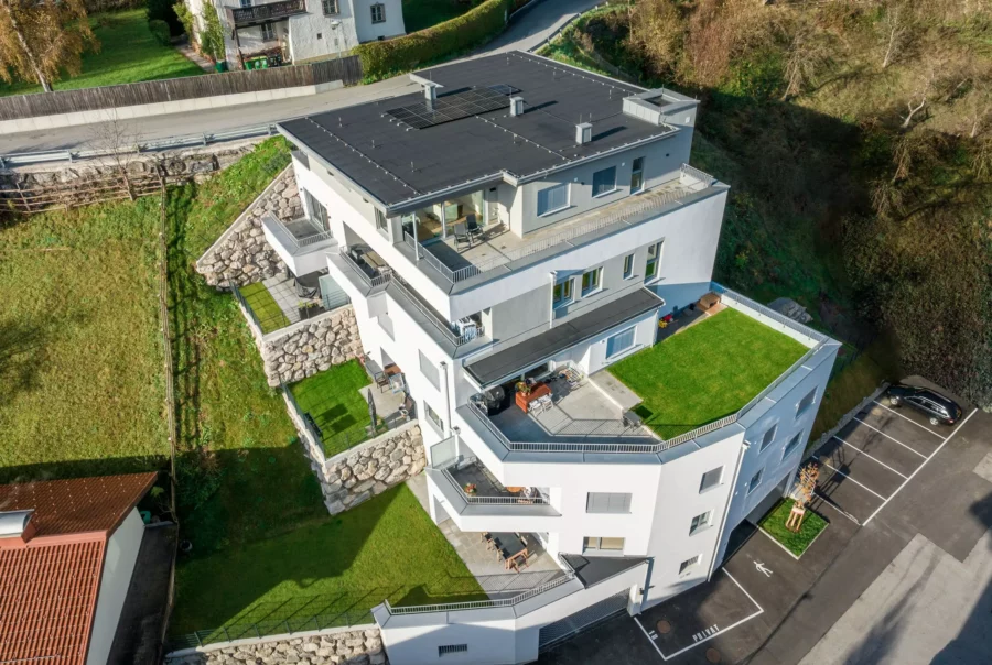 Moderner mehrstöckiger Wohnkomplex mit großen Terrassen und begrünten Dachflächen in Bischofshofen, Salzburg, umgeben von