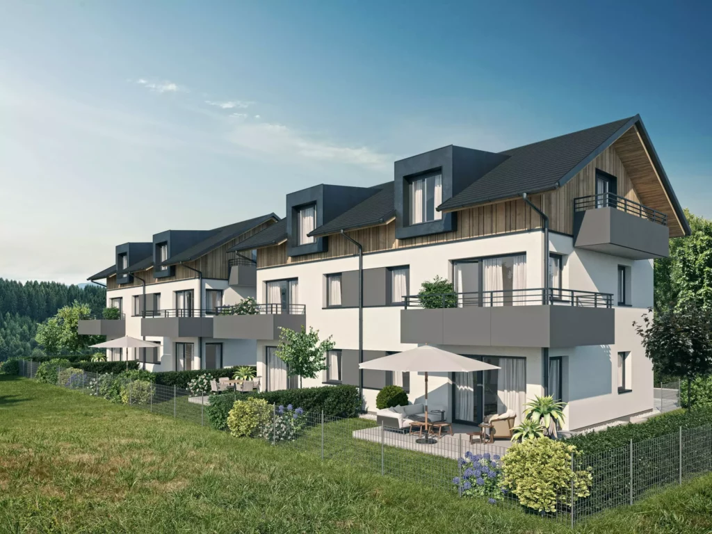 deutinger-projektentwicklung-baumanagement-generalunternehmen-immobilien-salzburg-ebster-living-01 Moderne Reihenhäuser mit Balkonen und Terrassen, umgeben von Grünflächen und Bäumen, unter blauem Himmel bei Tageslicht.