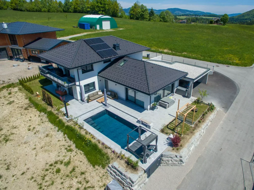 deutinger-projektentwicklung-baumanagement-generalunternehmen-immobilien-salzburg-projekt-einfamilienhaus-26 Modernes Einfamilienhaus mit Solarpanelen, Pool und Terrasse in ländlicher Umgebung bei Salzburg, Bauprojektmanagement