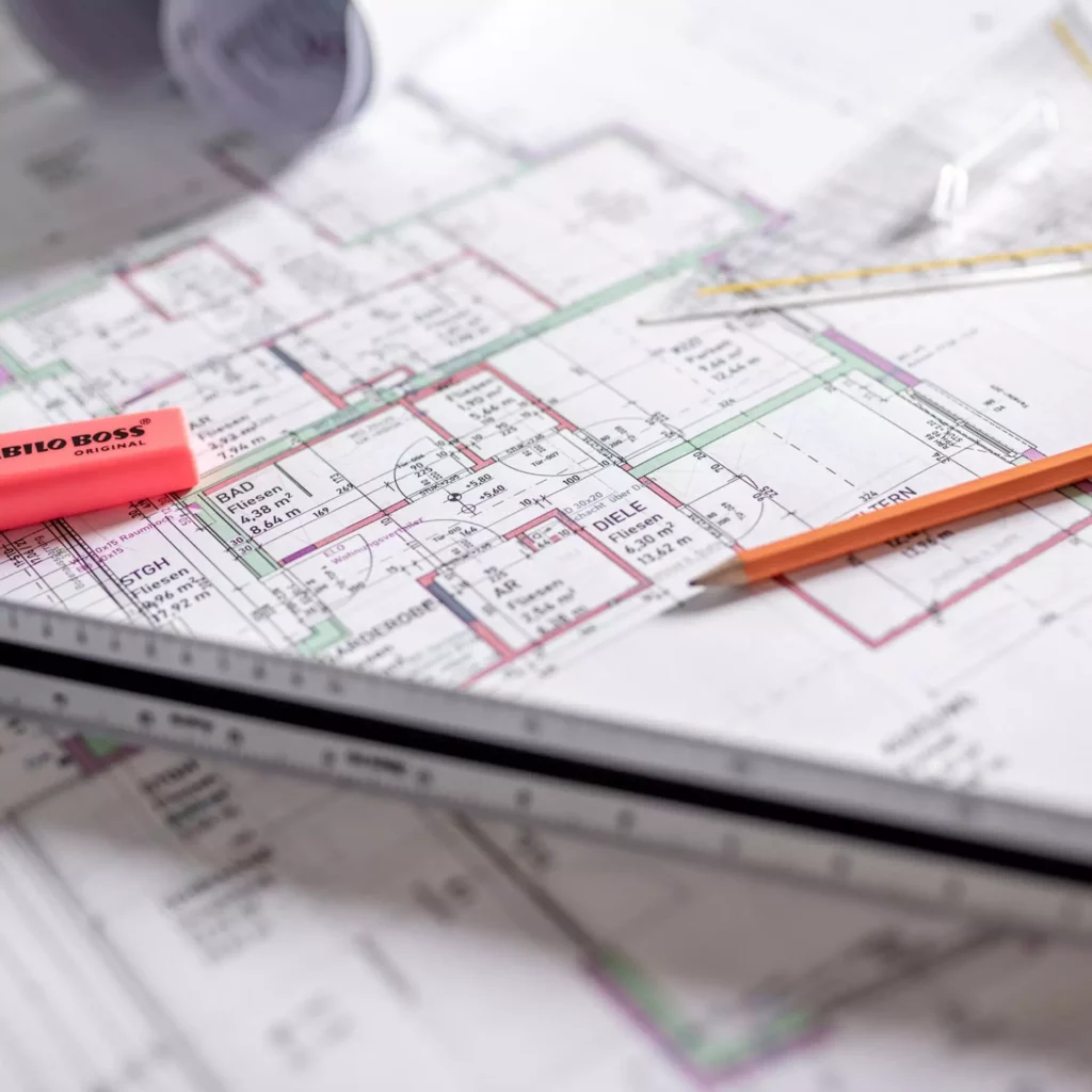deutinger-projektentwicklung-baumanagement-generalunternehmen-immobilien-salzburg-projektentwicklung-hg Architekturplan mit Bleistift, Radiergummi und Maßstab für Bauplanung und Projektentwicklung in Salzburg
