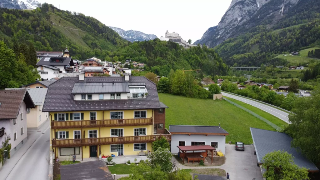 deutinger-projektentwicklung-baumanagement-generalunternehmen-immobilien-salzburg-wohnanlage-werfen64-03 Wohnanlage in Werfen mit Bergen, Schloss Hohenwerfen und grüner Landschaft im Hintergrund, Baumanagementprojekt in Salzburg