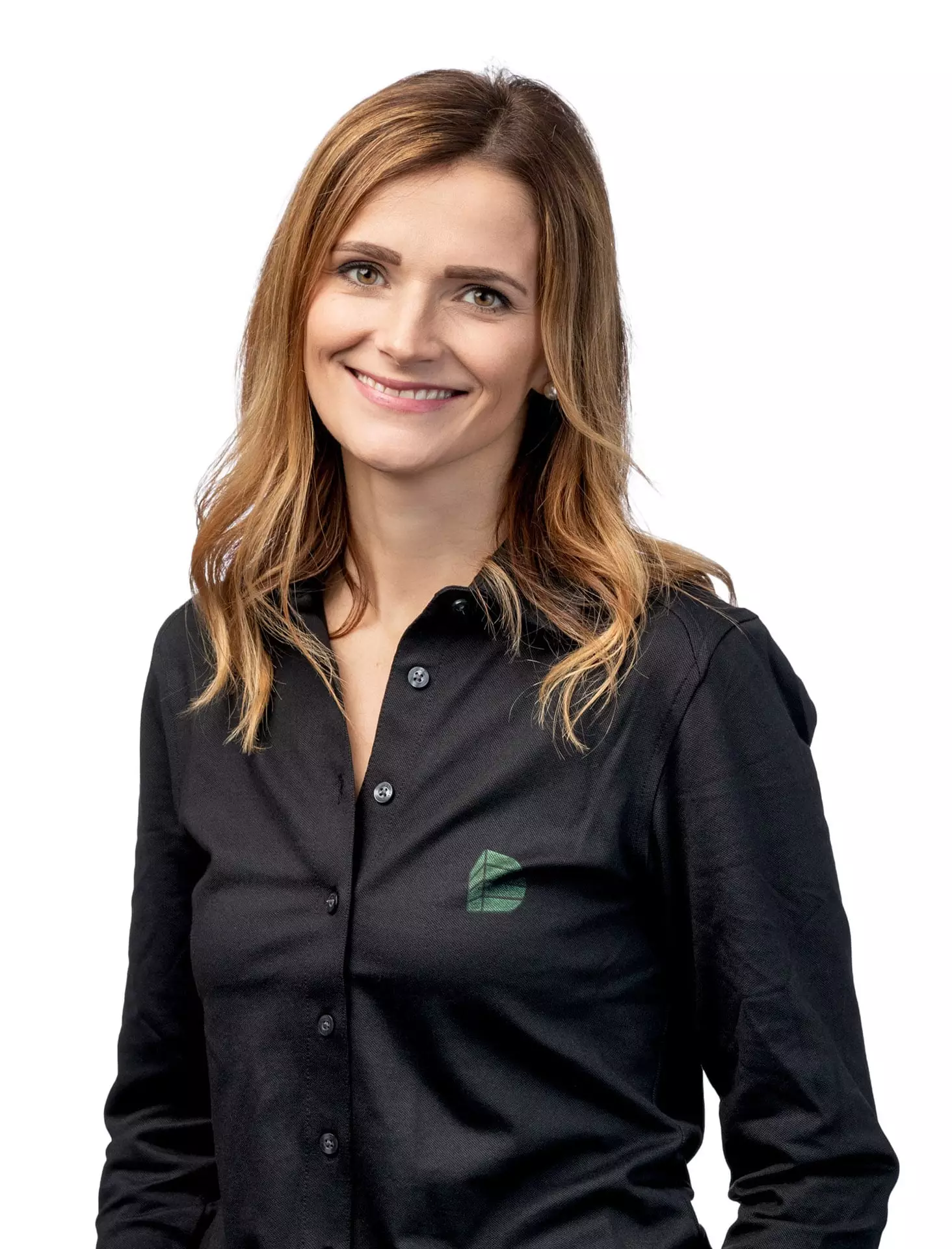 Porträt einer lächelnden Frau mit langen blonden Haaren in schwarzem Hemd mit grünem Logo vor weißem Hintergrund