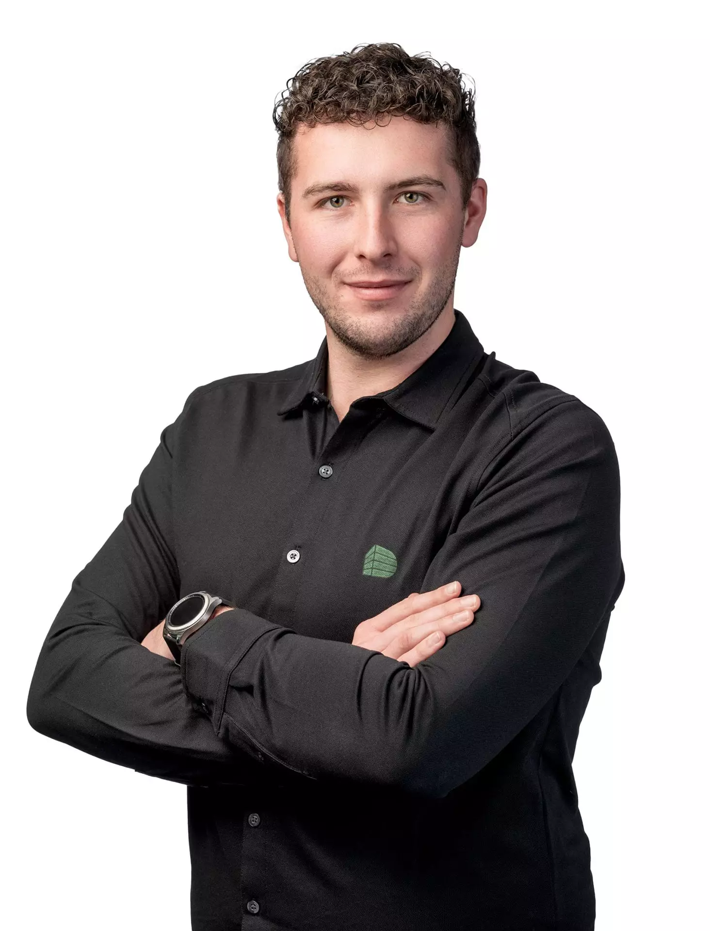 Porträt eines Mannes mit schwarzen Hemd und verschränkten Armen vor weißem Hintergrund, Deutinger Team Reinhard Ebster