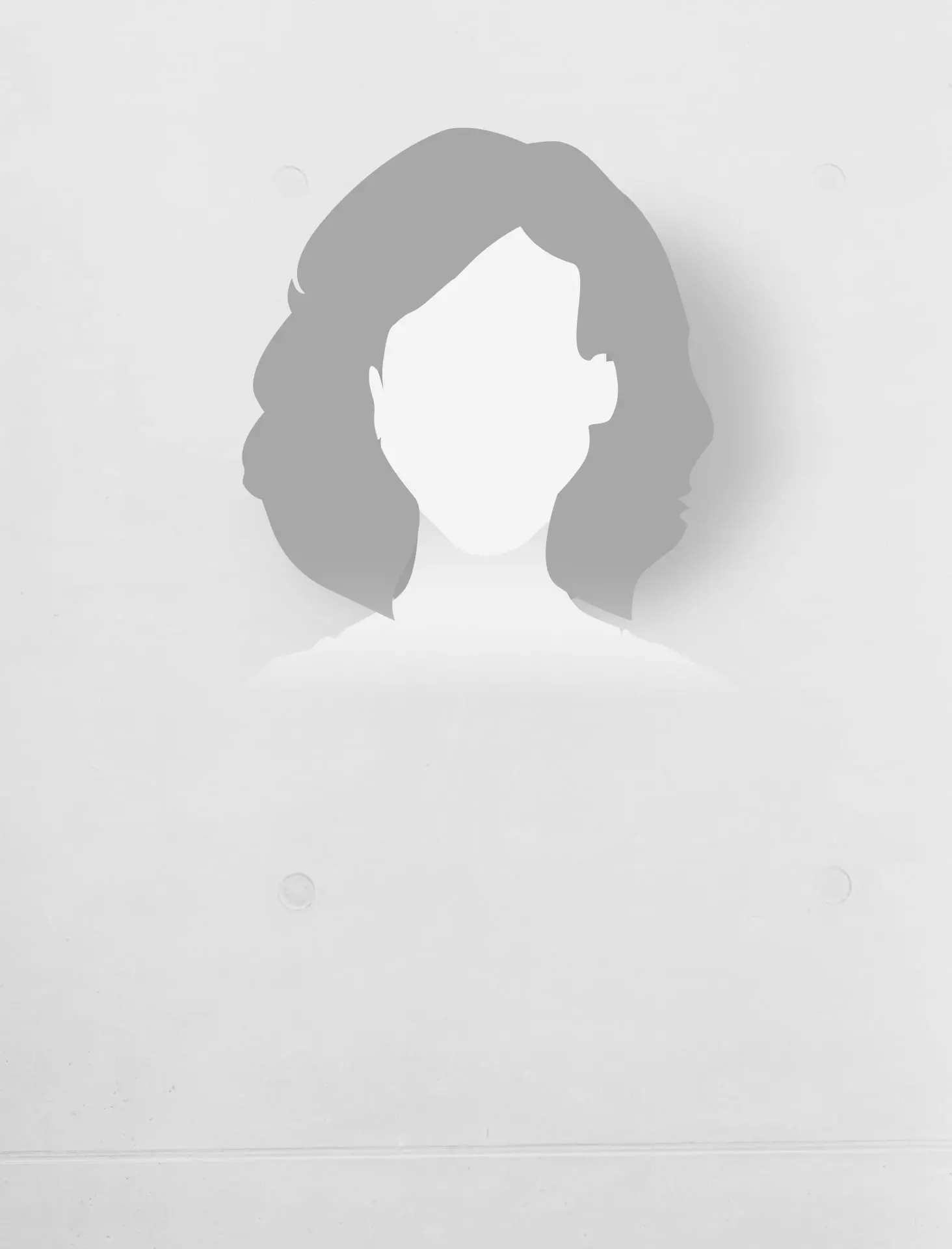 Graue Silhouette einer Frau mit schulterlangem Haar auf hellem Hintergrund als Platzhalterbild für Teamfoto im Baumanagement.