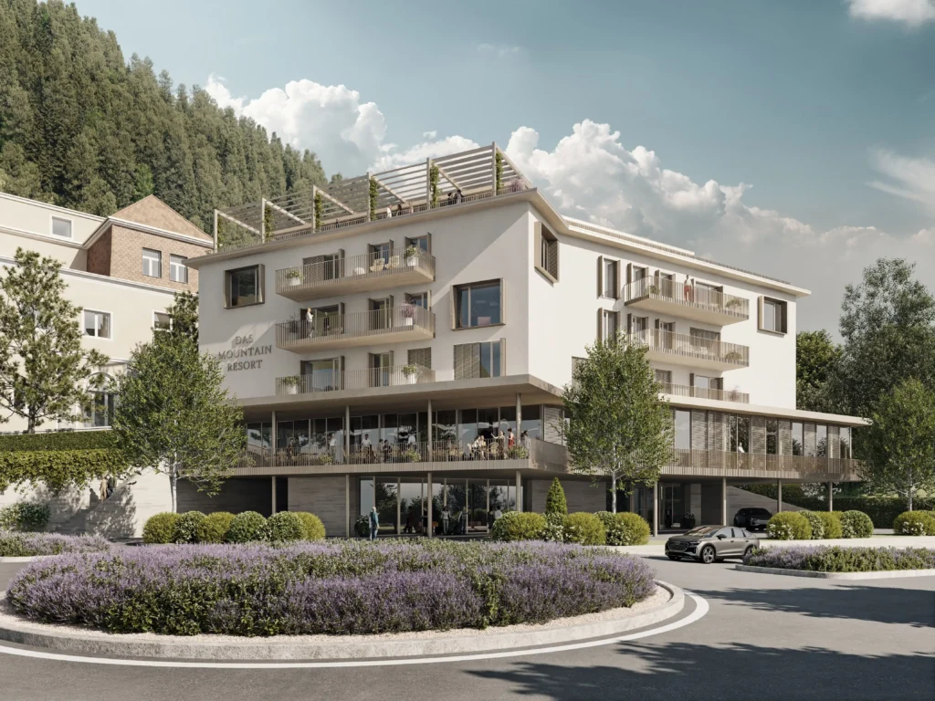 Modernes Wohngebäude Mountain Resort mit Balkonen, Terrasse und umliegender Gartenanlage im Sommer vor bewaldetem Berghang