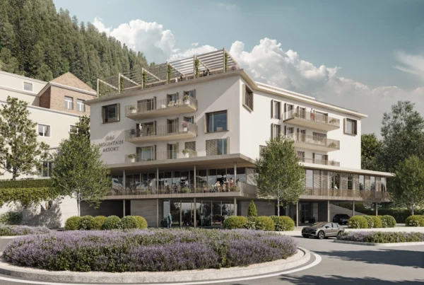 Modernes Wohngebäude Mountain Resort mit Balkonen, Terrasse und umliegender Gartenanlage im Sommer vor bewaldetem Berghang