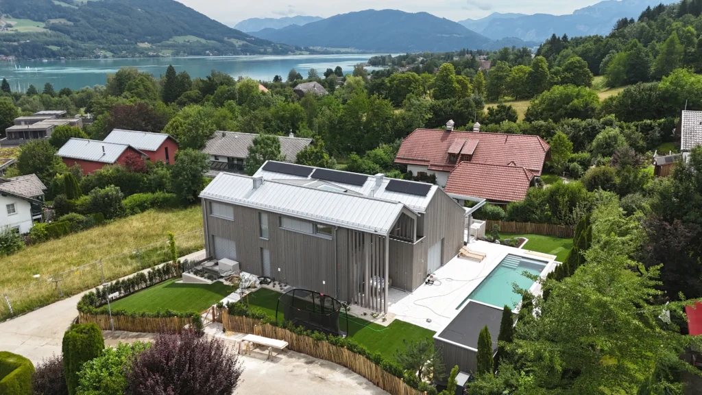 05_EFH Salzkammergut Modernes Einfamilienhaus mit Pool und Garten im Salzkammergut vor Berg- und Seelandschaft, Bauprojektmanagement sichtbar